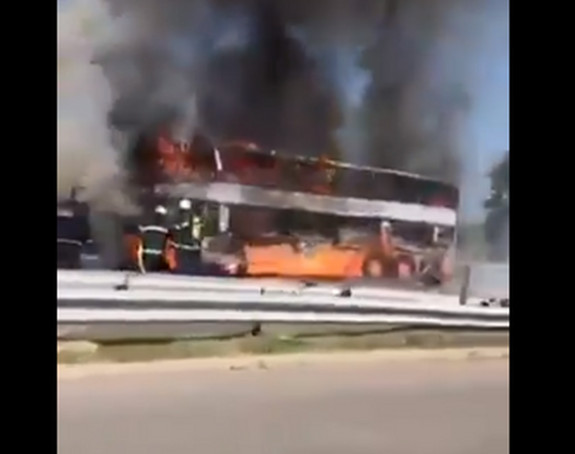 Zapalio se autobus pun putnika