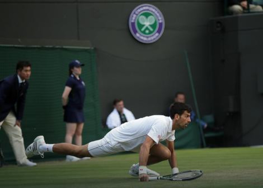 Novak pred ponorom, kiša prekinula meč, Đoković - Kveri 6:7, 1:6