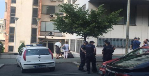 Beograd: Vojnik prijeti samospaljivanjem