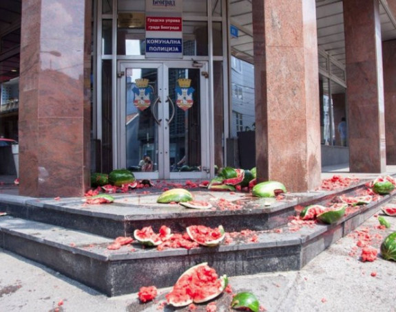 Građani lubenicama gađali komunalce!