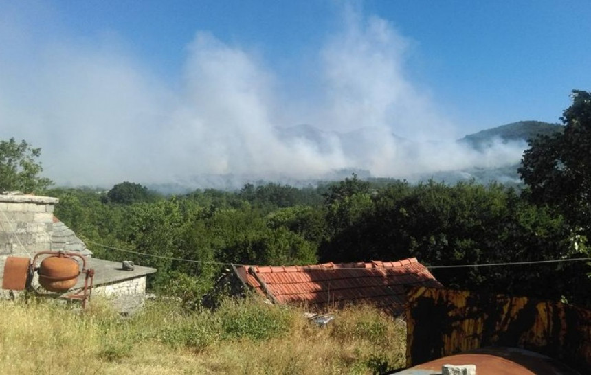 Trebinje: Vatra ne prijeti kućama