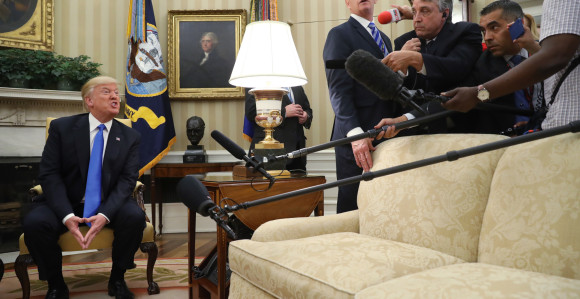 Трамп замало да добије по глави