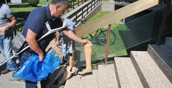 Sramota: Invalidu 6.000 KM na rate