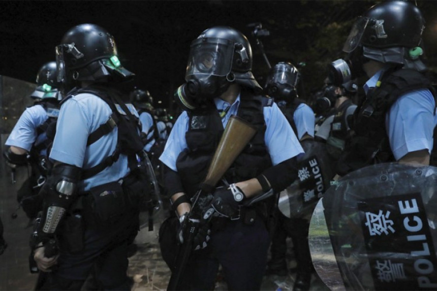 Нереди: Полиција бацила сузавац