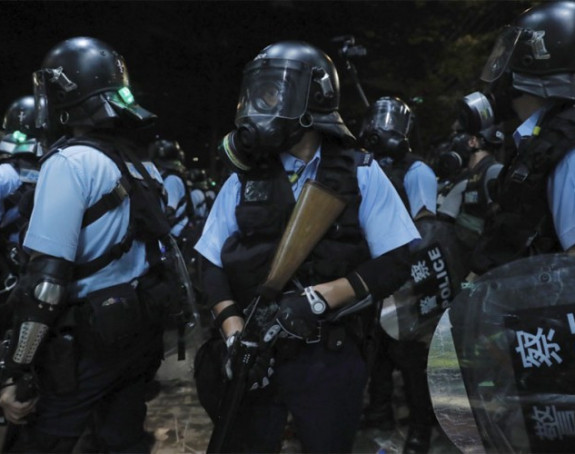 Neredi: Policija bacila suzavac