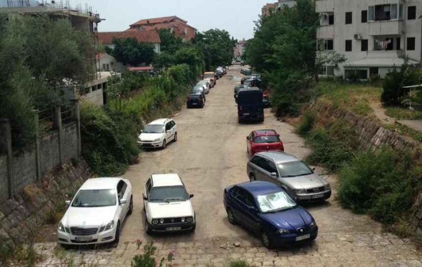 Korito rijeke najveći parking u Budvi