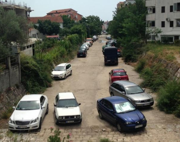 Korito rijeke najveći parking u Budvi