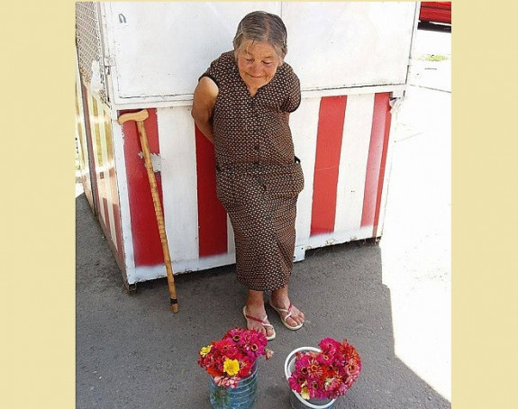 Ova divna gospođa prodaje svoje cvijeće da preživi nemaštinu