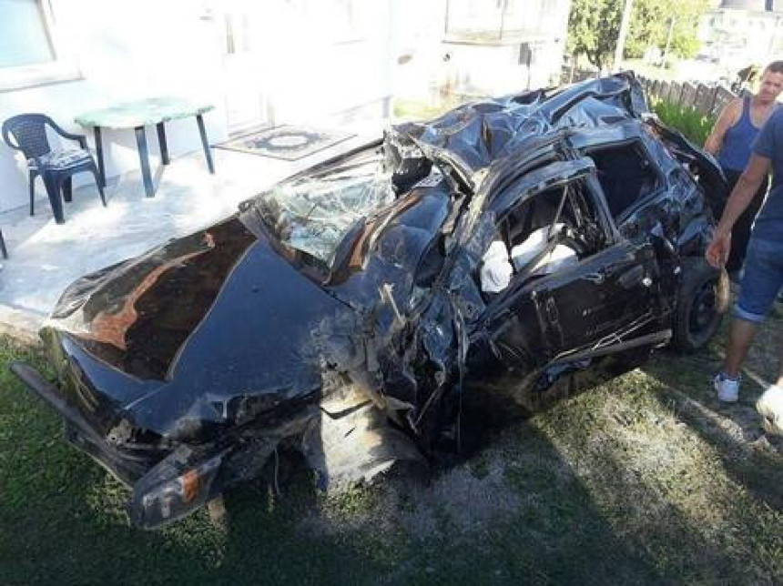 Fiatom udario u ogradu i kuću