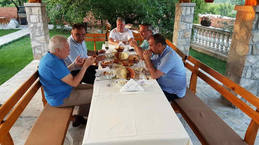 Ivancov u društvu Ivanića