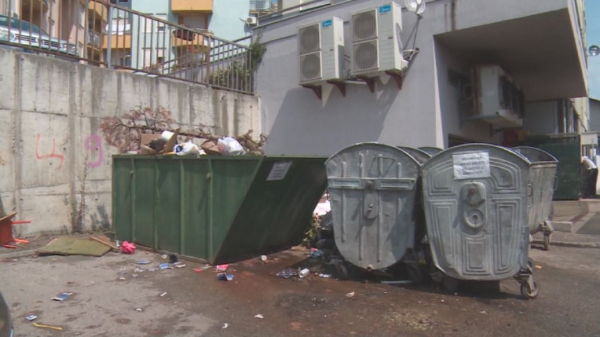 Kontejneri prazni smeće na ulici