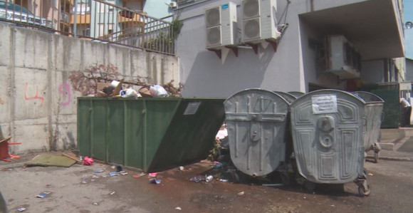 Kontejneri prazni smeće na ulici