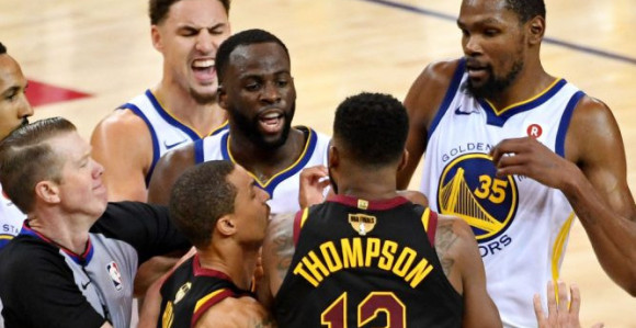 Tompson fizički napao Grina u noćnom klubu!