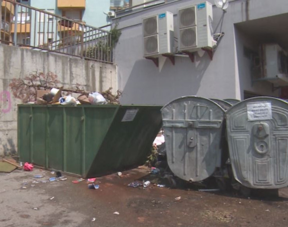 Kontejneri prazni smeće na ulici