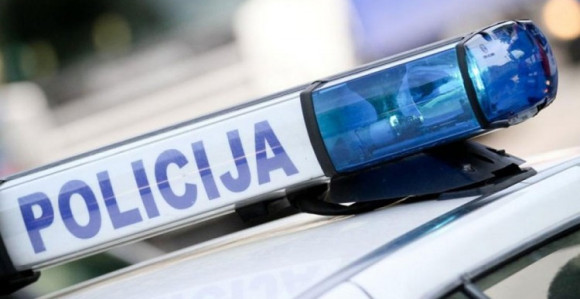 Glavom razbio nos policajcu