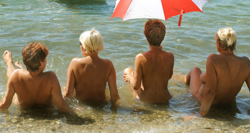 Nudistička makljaža: Neće da se skinu