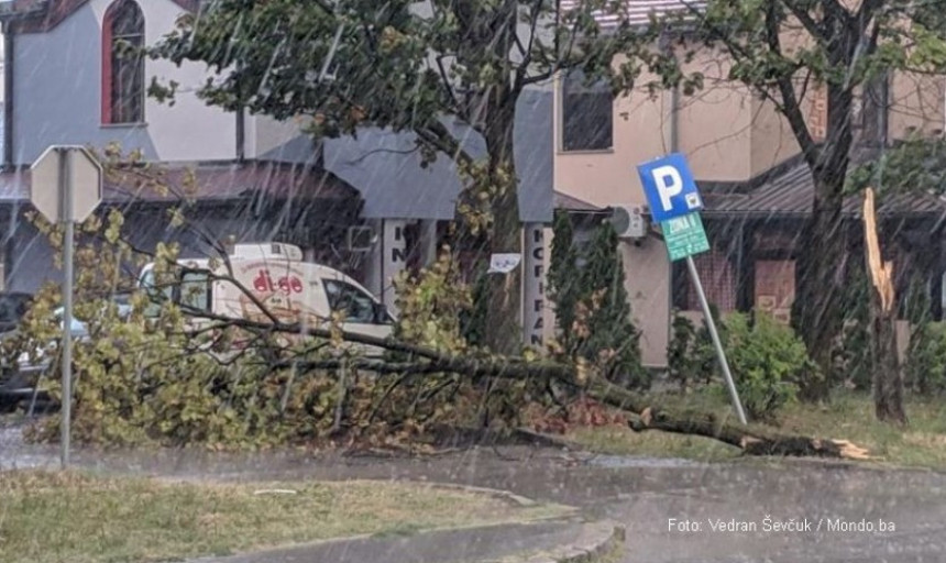 Banjaluka: Jako nevrijeme, vjetar rušio stabla
