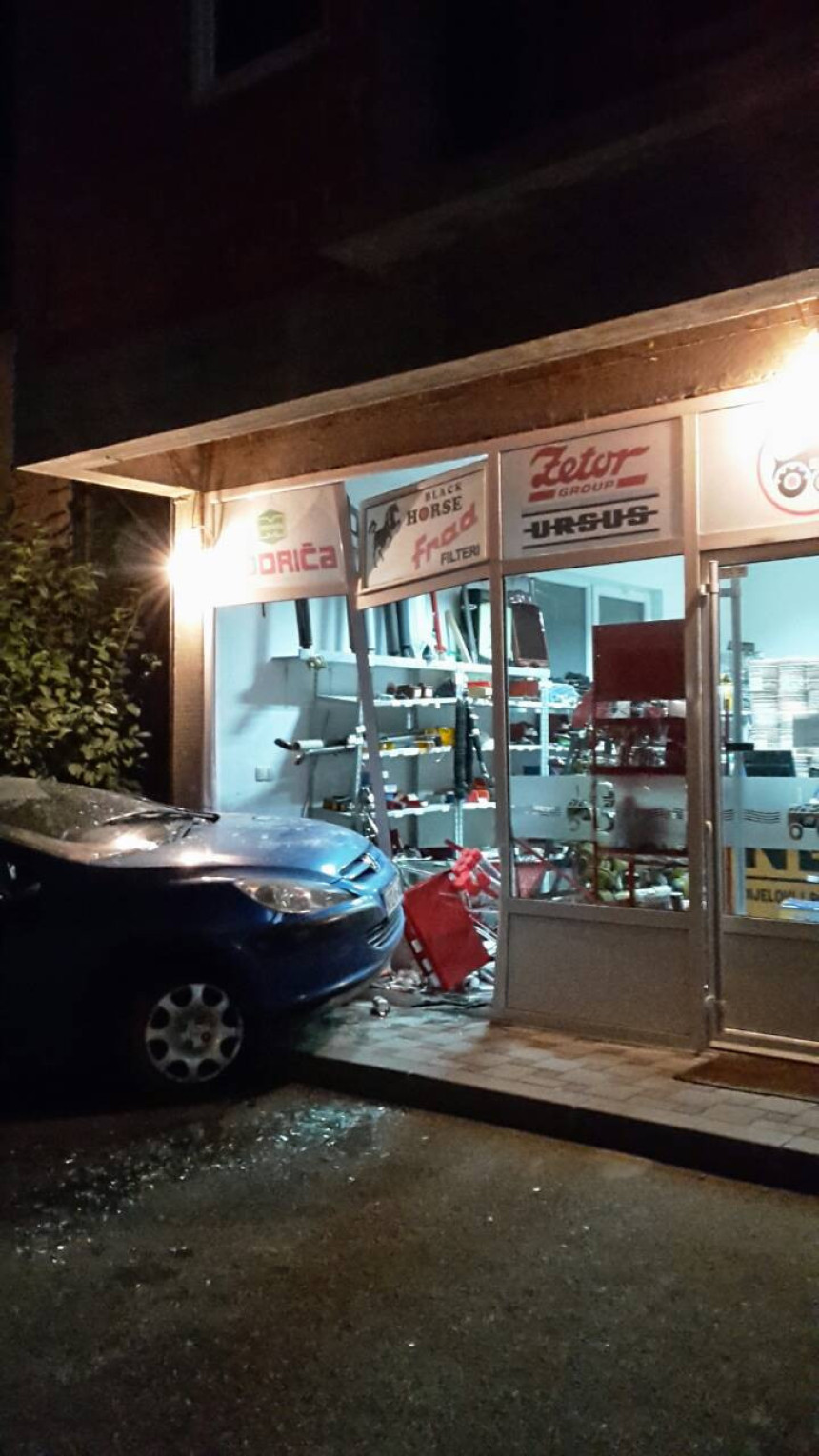 Pijani vozač udario u izlog