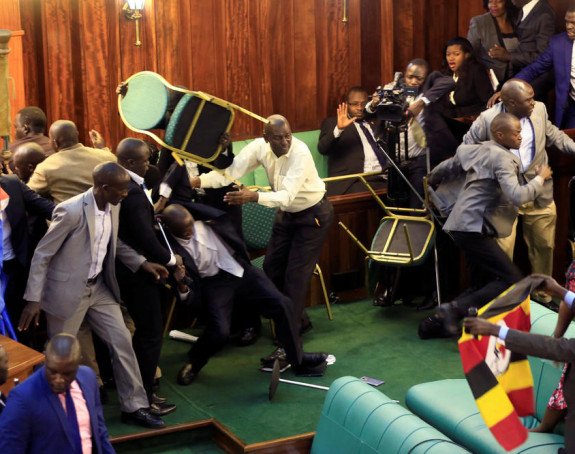 Tuča poslanika: Letjele i stolice!