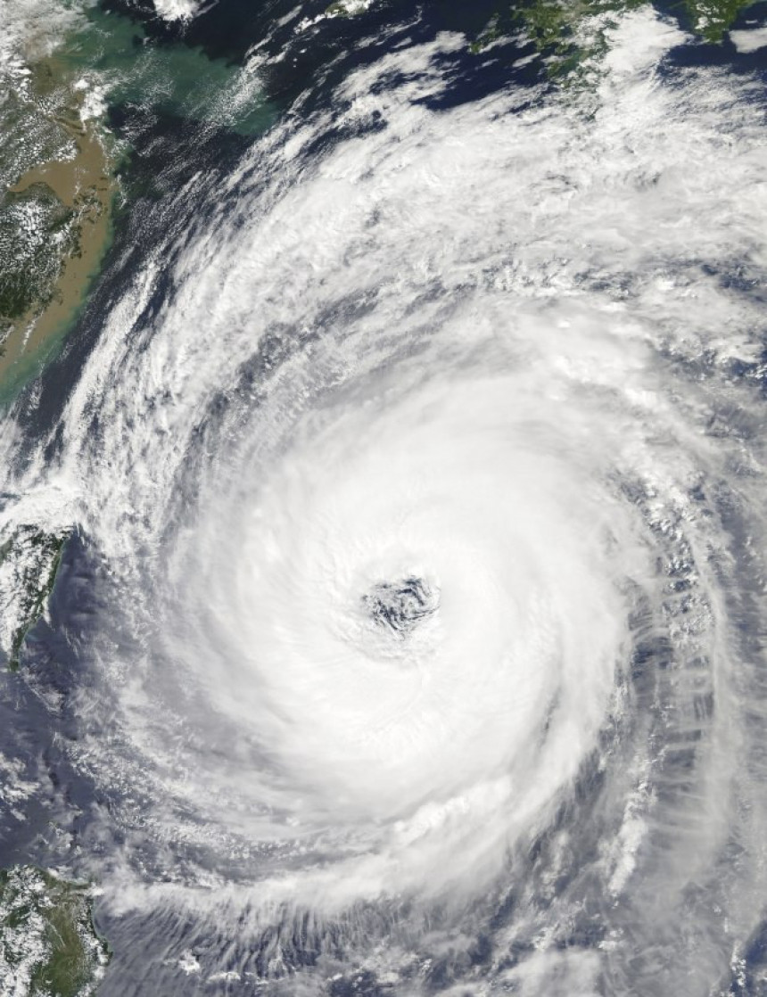 Тајфун "Трами": Страдало двоје