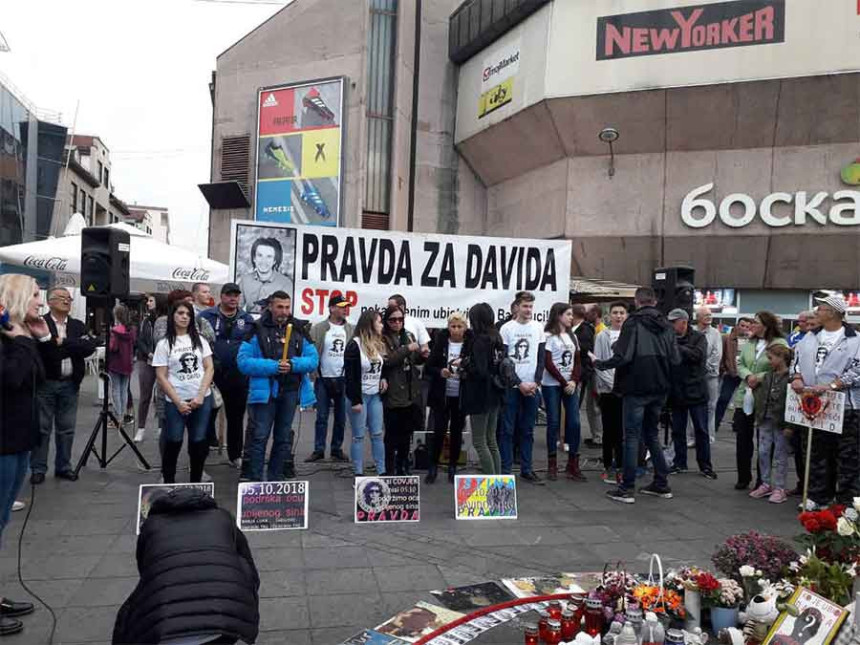 Davor ćuti na Trgu, poruke iste 