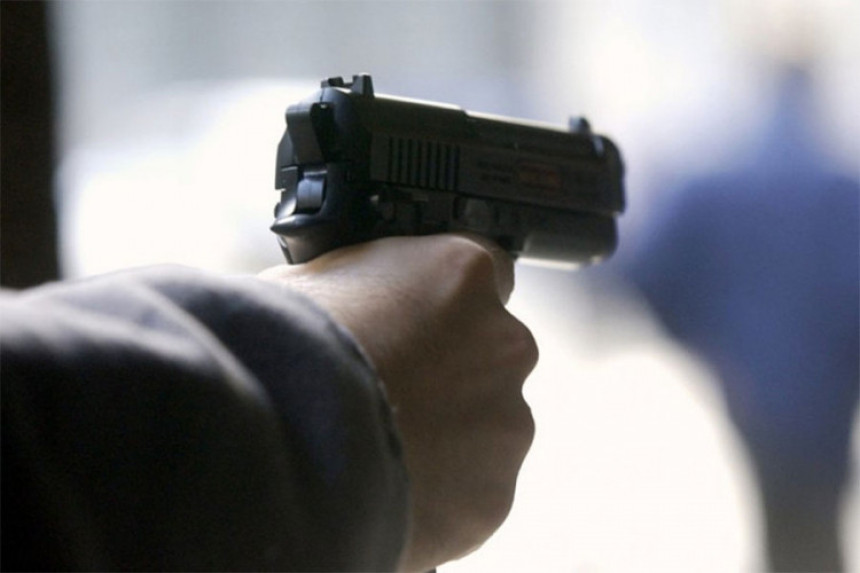 Čuvar stradao čisteći pištolj