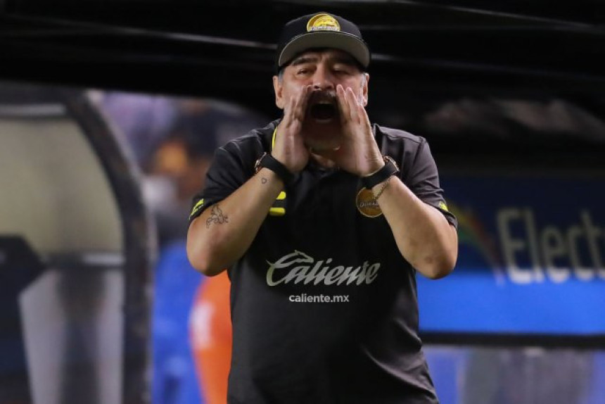 Maradona: Volio bih da ih Mesi sve od**be i penzioniše se!
