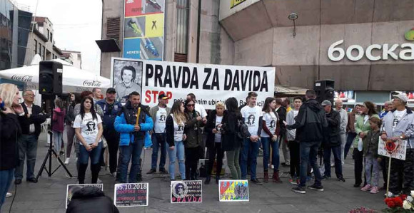 Davor ćuti na Trgu, poruke iste