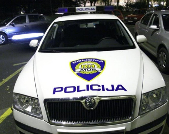 Pijana pala s motocikla pa ujela policajca