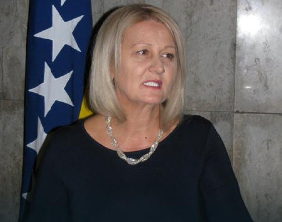 Борјана Кришто не зна да телефон "зрачи"?!