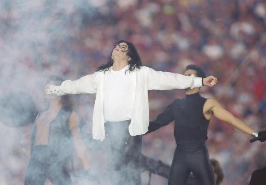 Мајкл Џексон и мртав зарађује