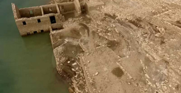 Povlačenjem vode izronilo selo