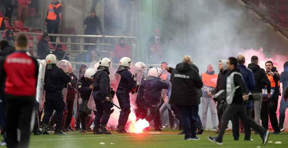 Video: Tuča navijača i policije, stolice, suzavac...!