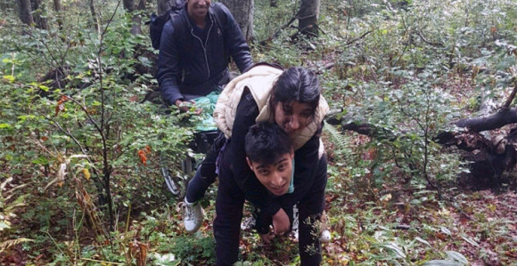 Nosio nepokretnu sestru na leđima