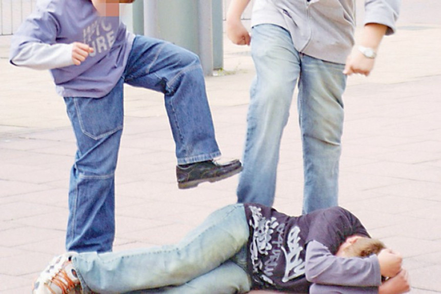 Dječak teško povrijeđen u tuči u školi