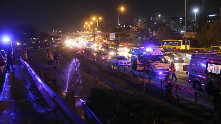 Истанбул: Бомба активирана поред пута