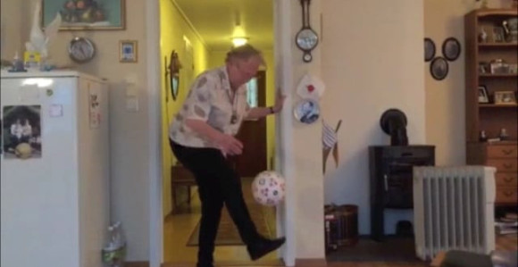 Video: Doživjeti stotu! Živahna starica pokazuje kako treba pimplovati!