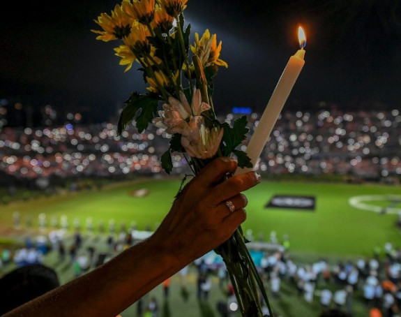 Видео - СРЦЕПАРАЈУЋЕ: Опроштај ривала од Шапекоенсеа...!