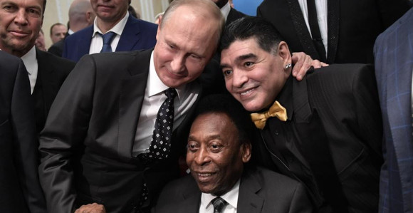 Susret najvećih: Maradona poljubio Pelea!