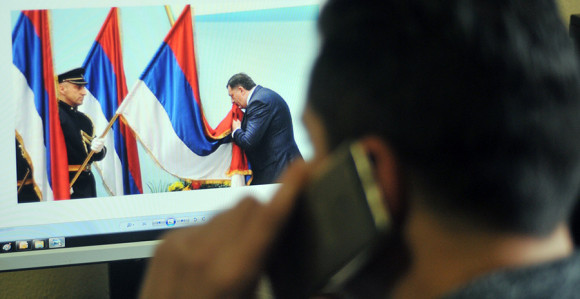 Ko je osoba koja je prijetila Dodiku?