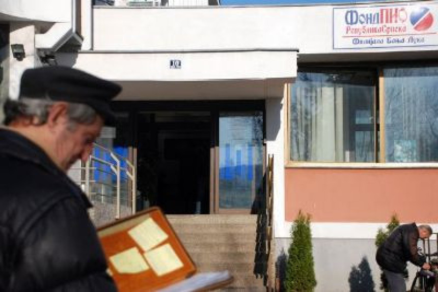 Javni sektor duguje tri puta više od privatnog