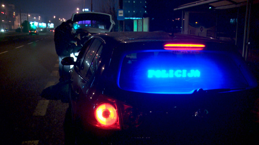 Napadači oteli policijsko vozilo