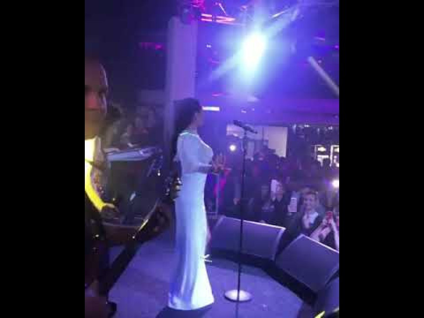 Mi plaćamo let, a oni idu na koncert