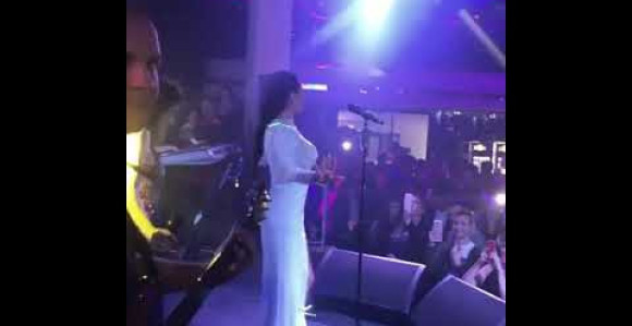 Mi plaćamo let, a oni idu na koncert