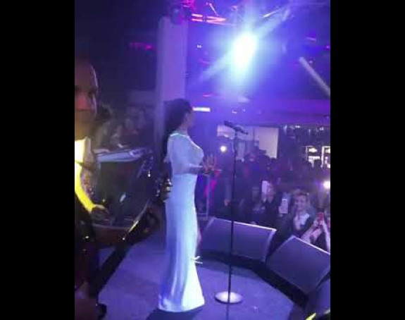 Mi plaćamo let, a oni idu na koncert