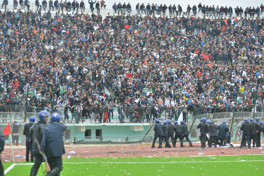 Видео: Хаос на стадиону у Алжиру!
