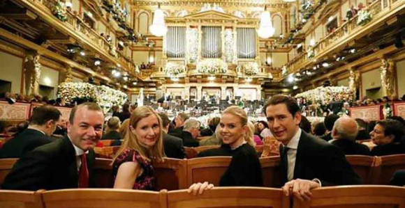 Kancelar sjedio u zadnjem redu