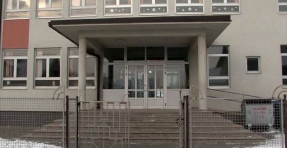 Saniran kvar, učenici u školskim klupama