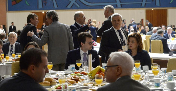 Ko će sve iz Srbije na doručak u SAD