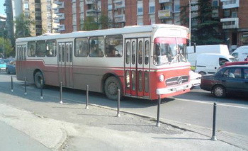 Kamenovan autobus 15 privedenih